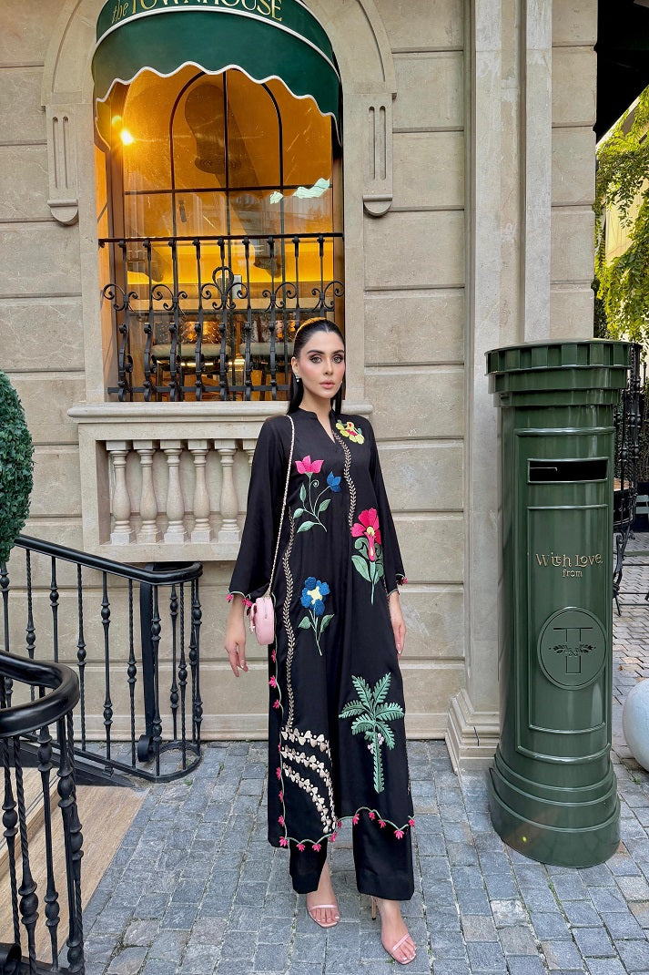 EBONY FLORAL| TAPESTRY| RJ'S PRET