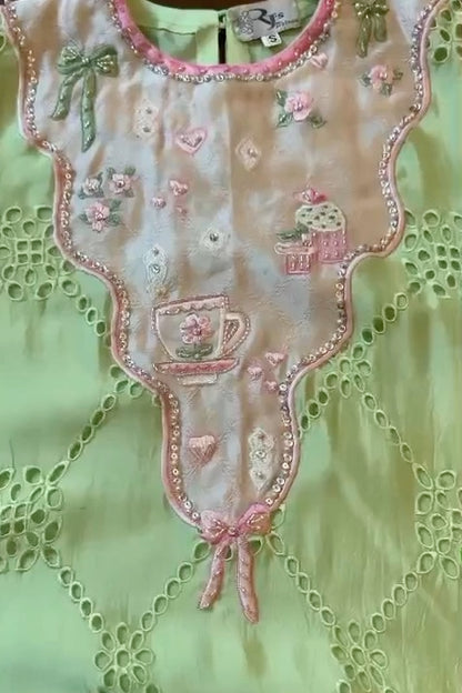 Cup a tea neckline detail