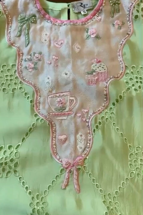 Cup a tea neckline detail